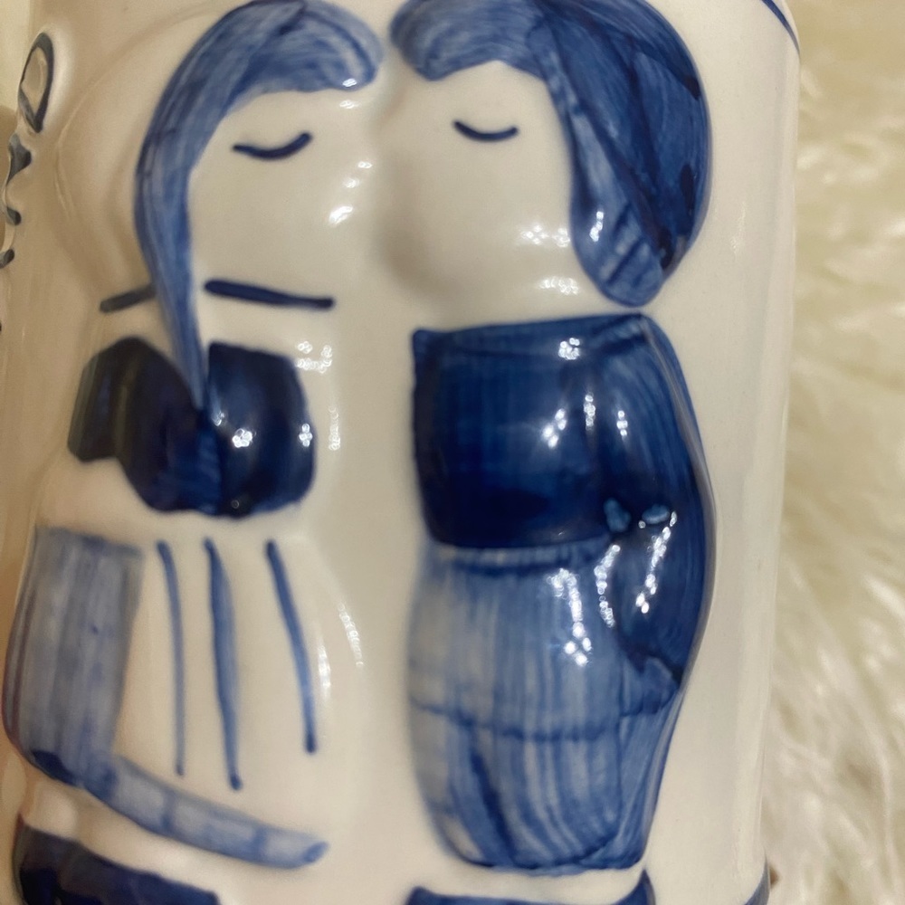 BLUE Delft Deco Hand painted Holland Porcelain cup kissing Dutch couple. - Picture 2 of 9